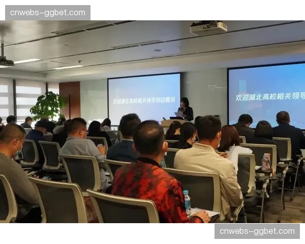 平台角色正从后端支持走向前台，直接触达用户端。